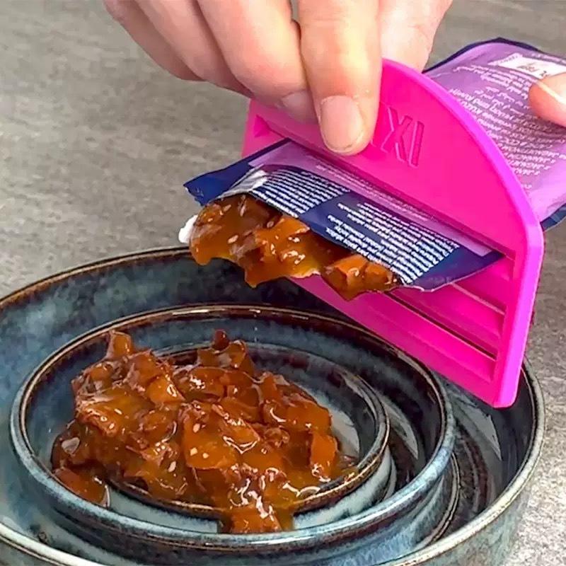 New Cat Treat Dispenser Squeez - Food Pouch Reusable 评论和价格